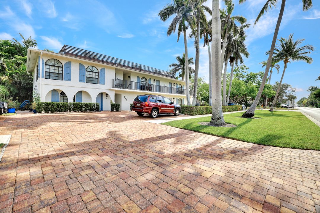 655 8th Ave S #6, Naples, FL 34102