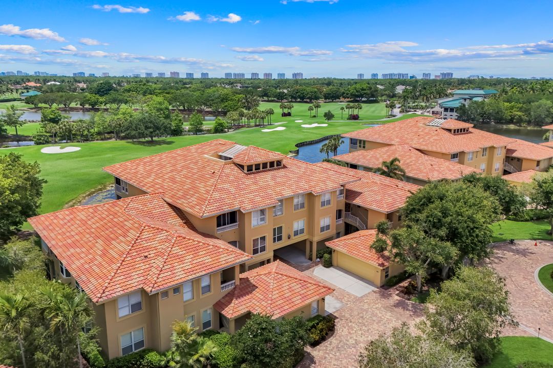 1895 Les Chateaux Blvd #302, Naples, FL 34109
