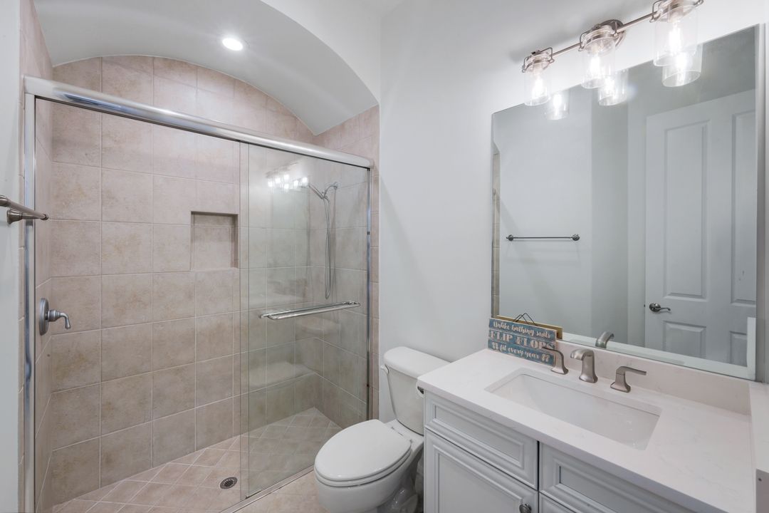 9002 Shenendoah Cir, Naples, FL 34113