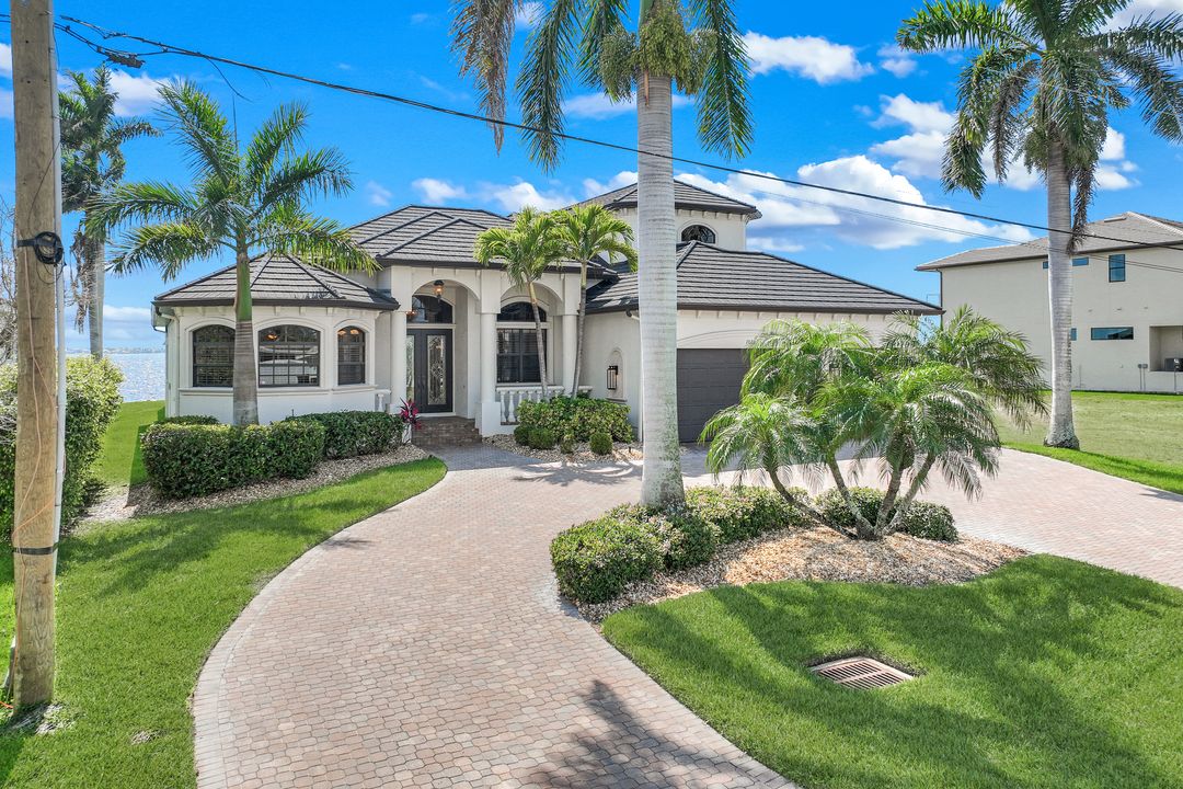 1028 Dolphin Dr, Cape Coral, FL 33904