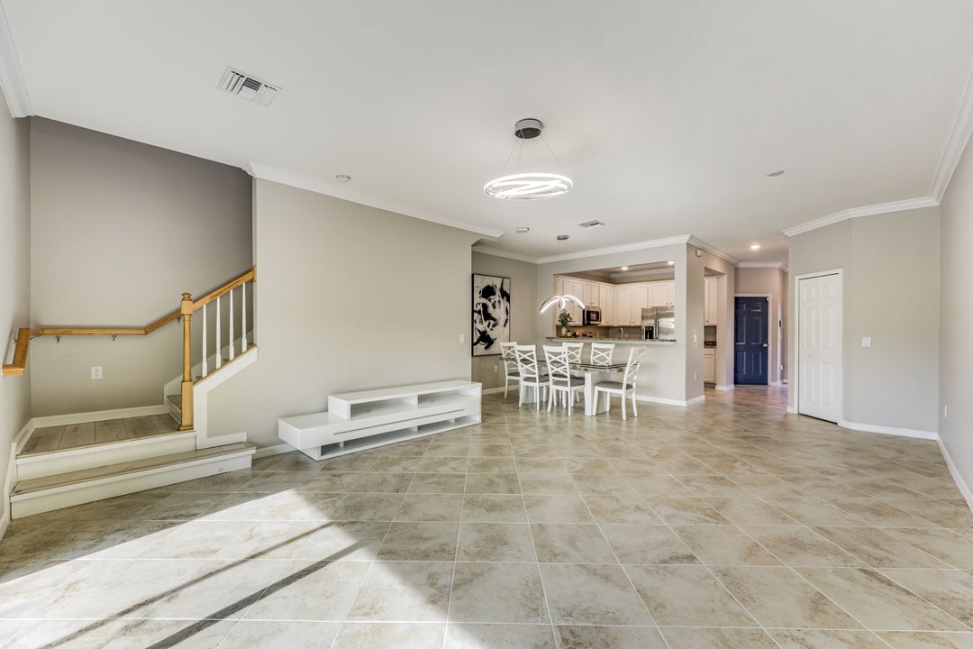 2736 Blossom Wy, Naples, FL 34120