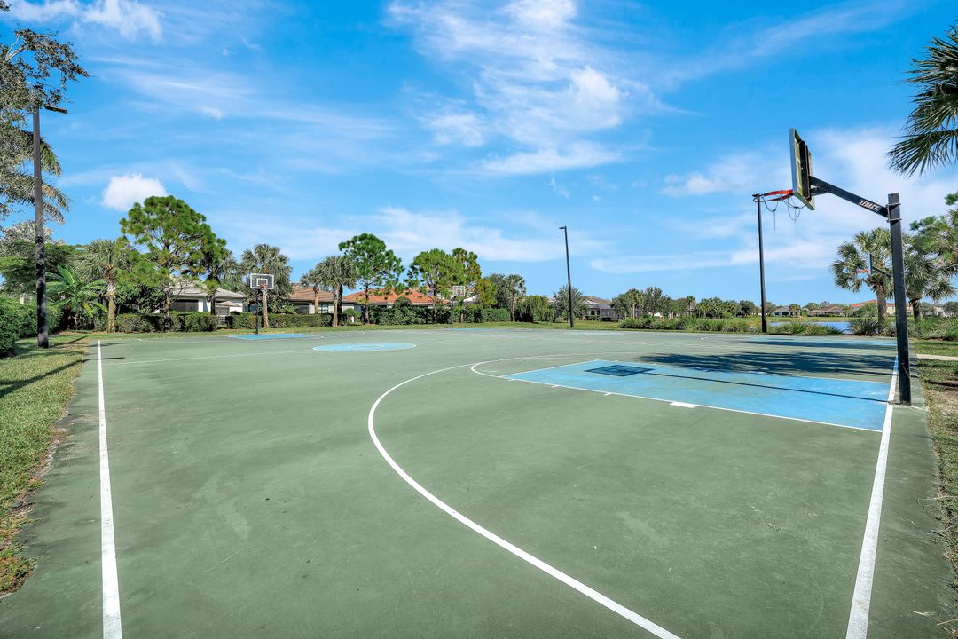 2074 Tamarron Ln, Naples, FL 34120