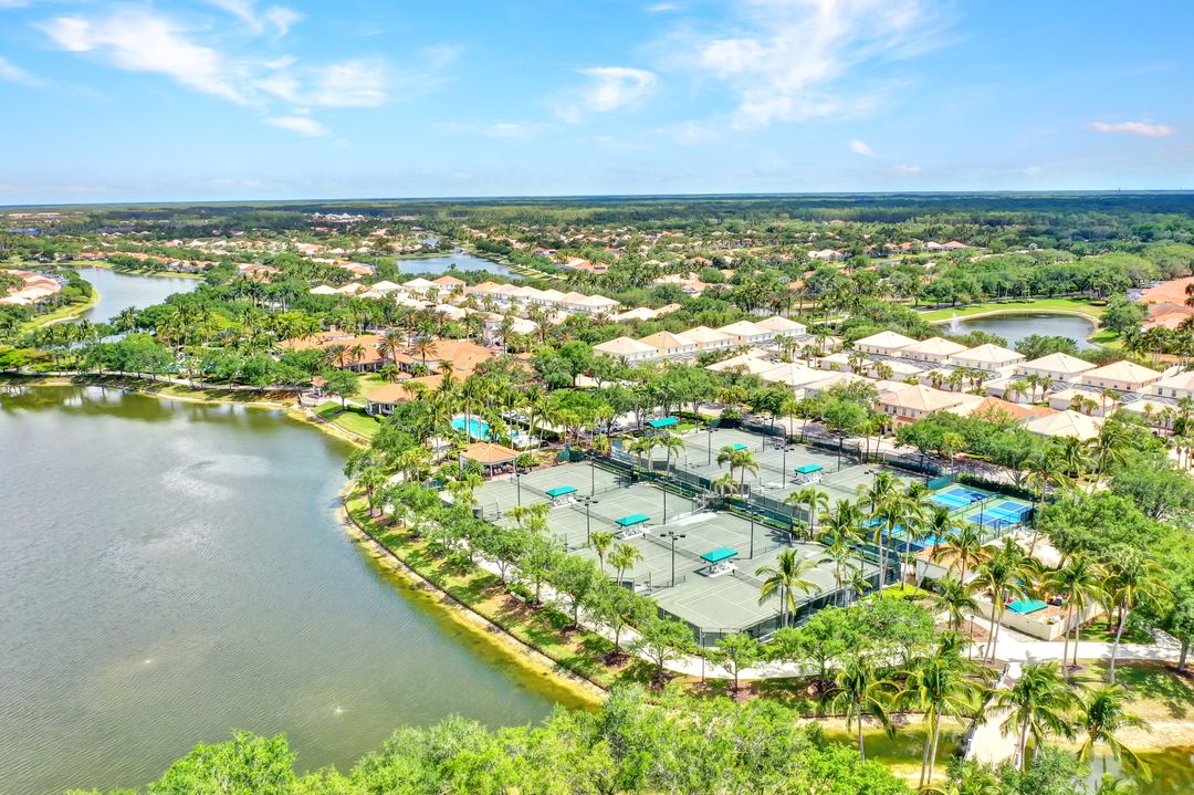 5441 Freeport Ln, Naples, FL 34119