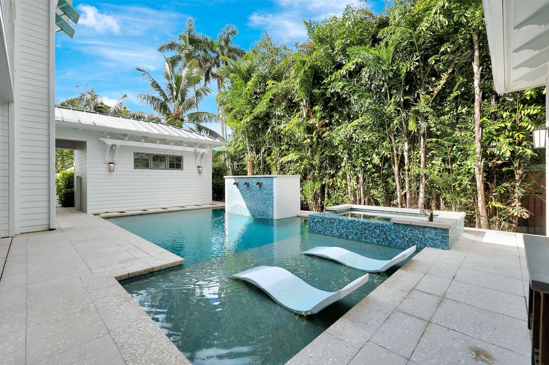 160 Broad Ave S, Naples, FL 34102