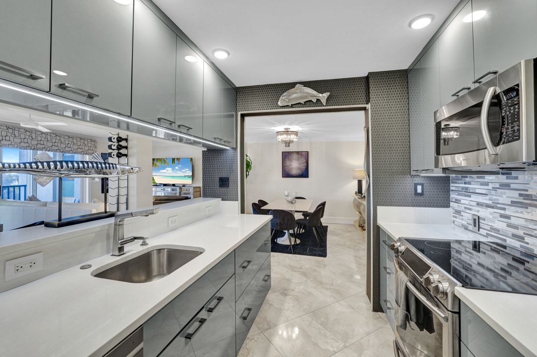 555 Park Shore Dr #503, Naples, FL 34103