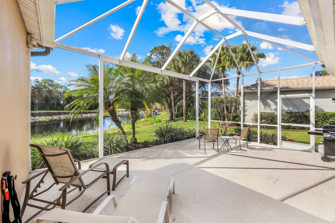 462 Preswick Ln, Naples, FL 34120