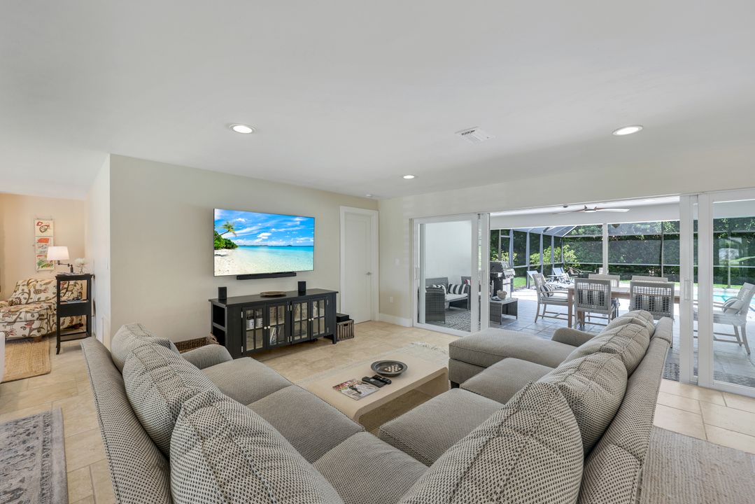 725 Old Trail Dr, Naples, FL 34103