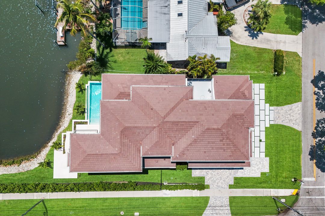 1690 Chesapeake Ave, Naples, FL 34102