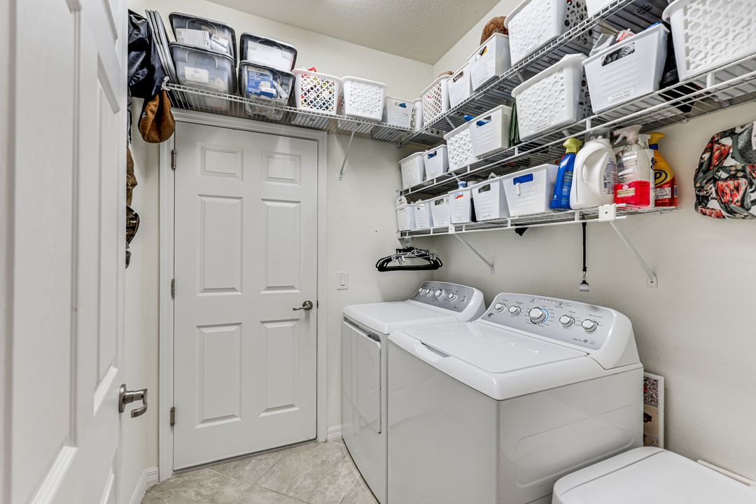 1427 Oceania Dr, Naples, FL 34113