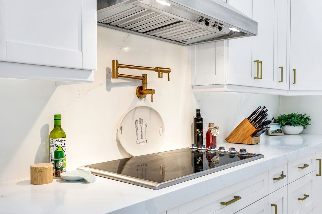 806 Knoll Wood Ct, Naples, FL 34108