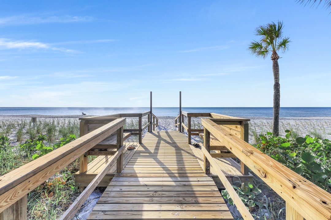 20 Seagate Dr #202, Naples, FL 34103