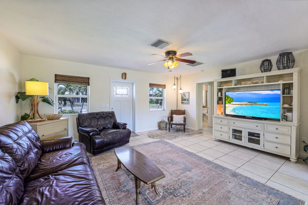 811 Wintergreen Ct, Marco Island, FL 34145