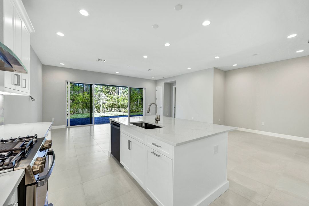 2581 Kingfisher Dr, Naples, FL 34112