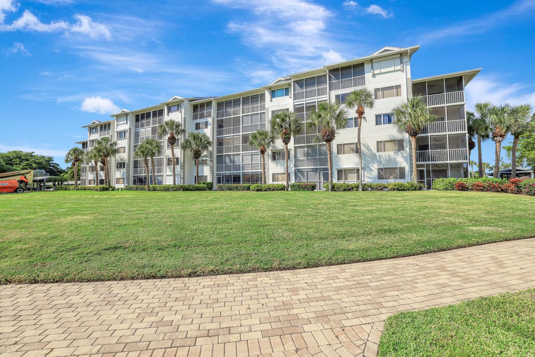 340 Horse Creek Dr #207, Naples, FL 34110