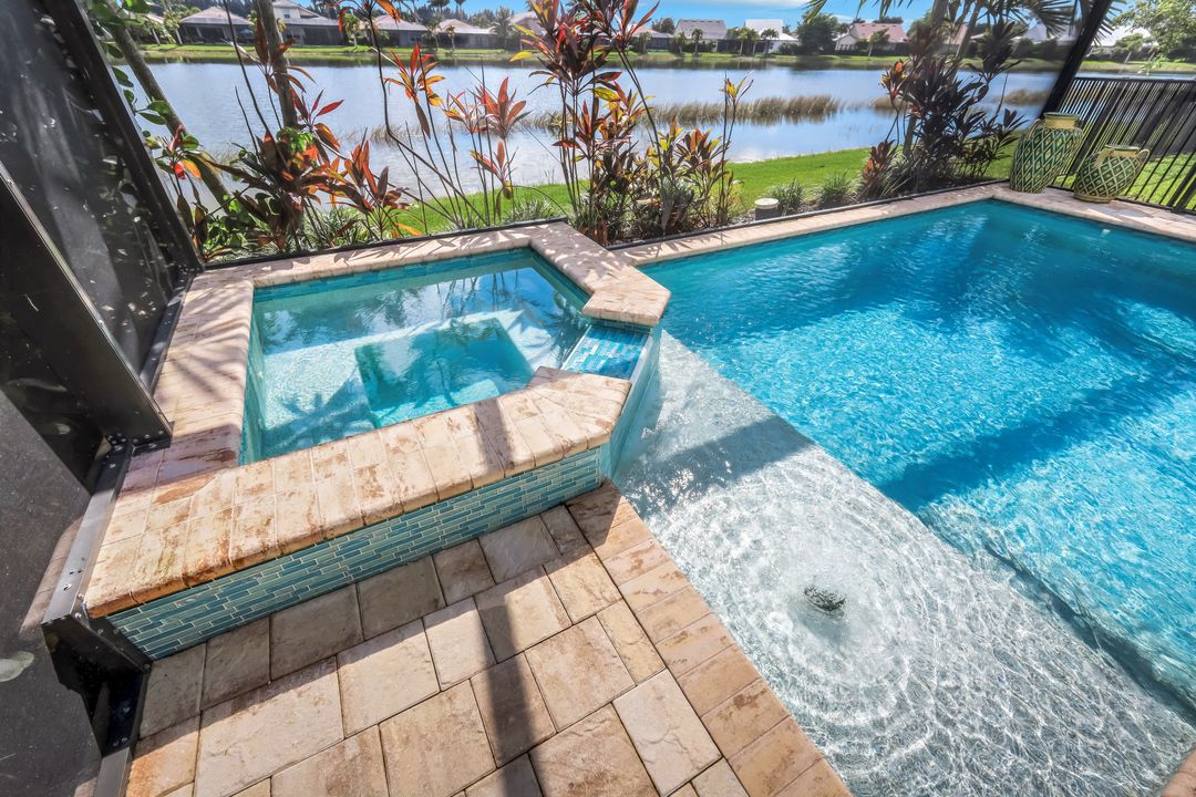 14795 Edgewater Cir, Naples, FL 34114