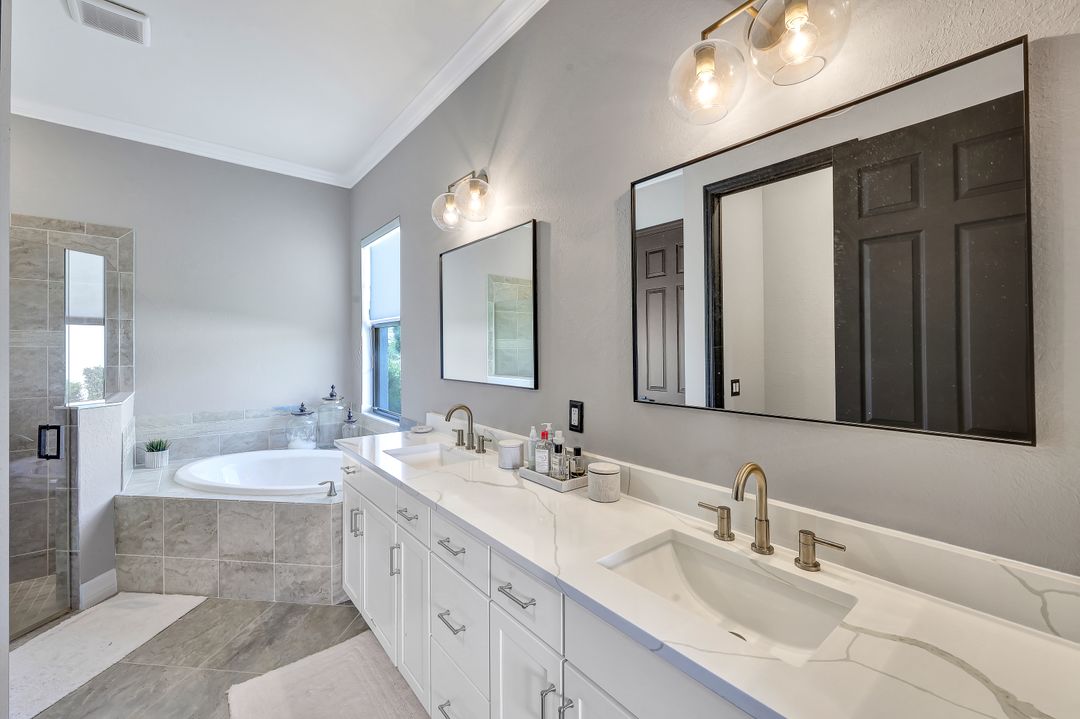 2067 Antigua Ln, Naples, FL 34120