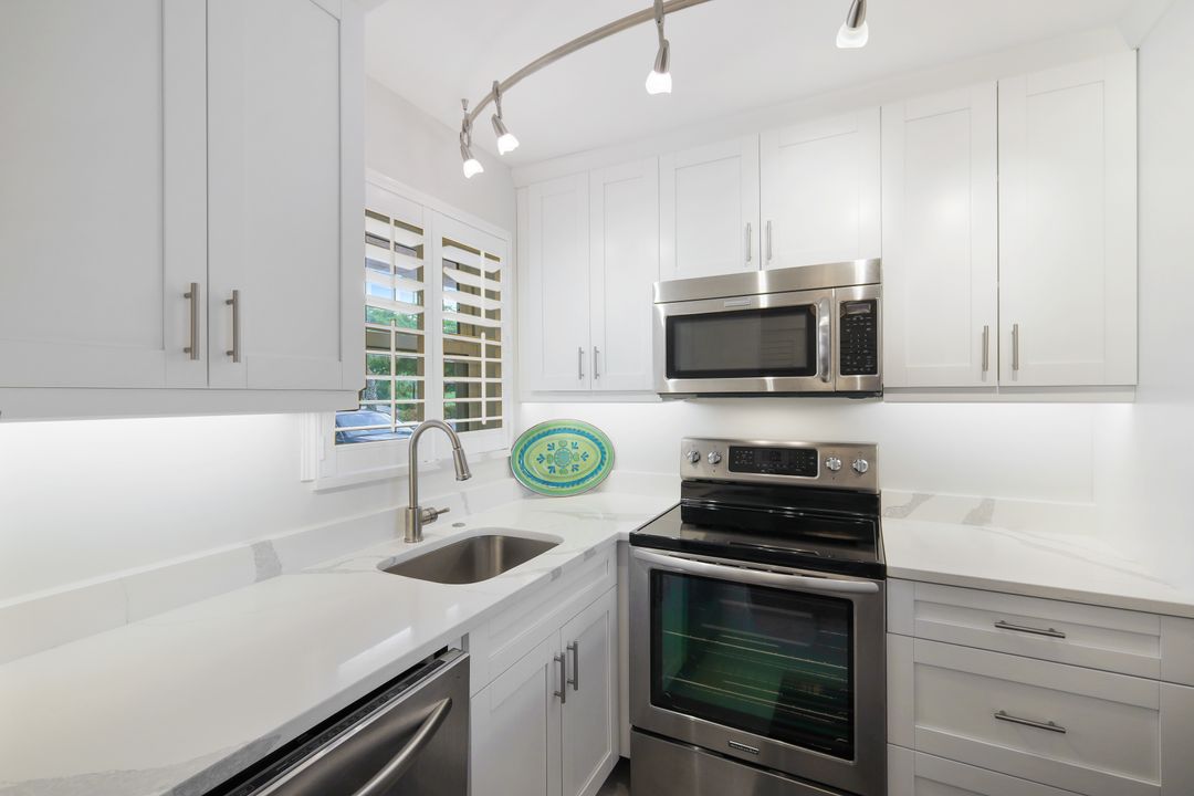 300 Forest Lakes Blvd #112, Naples, FL 34105