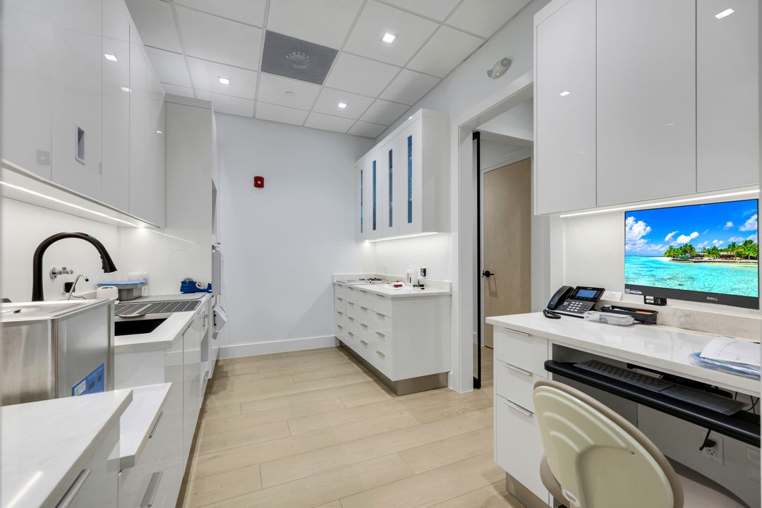 3080 Tamiami Trl E #202, Naples, FL 34112