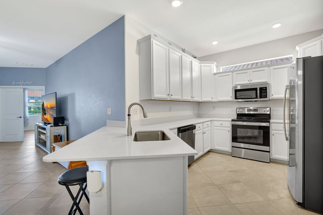 2567 Vine Ave, Naples, FL 34120