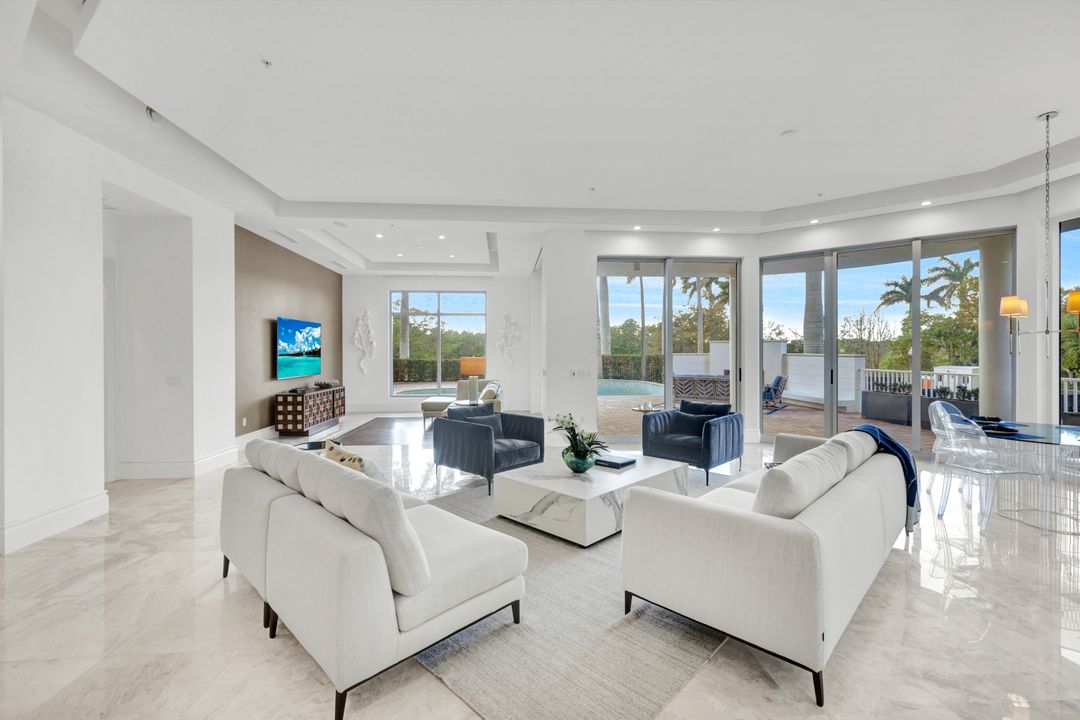 13675 Vanderbilt Dr #210, Naples, FL 34110