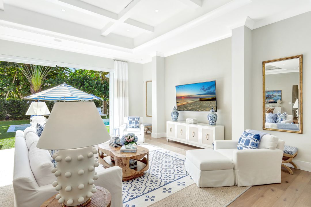 680 Wedge Dr, Naples, FL 34103