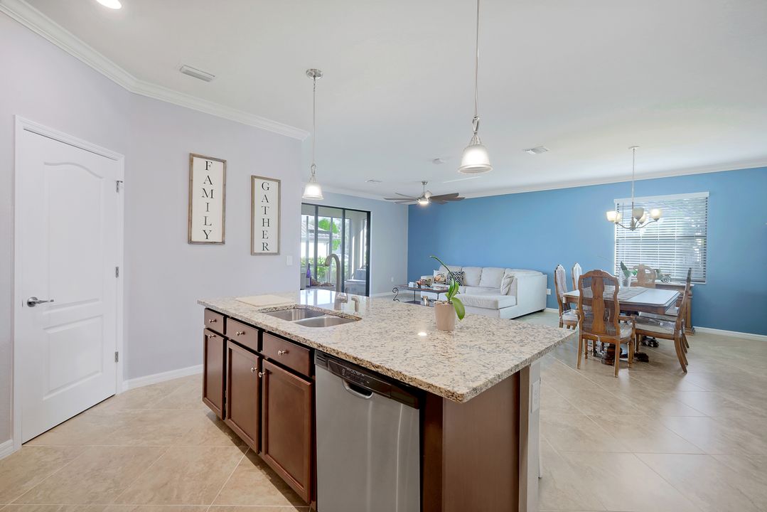 9386 Foxglove Ln, Naples, FL 34120