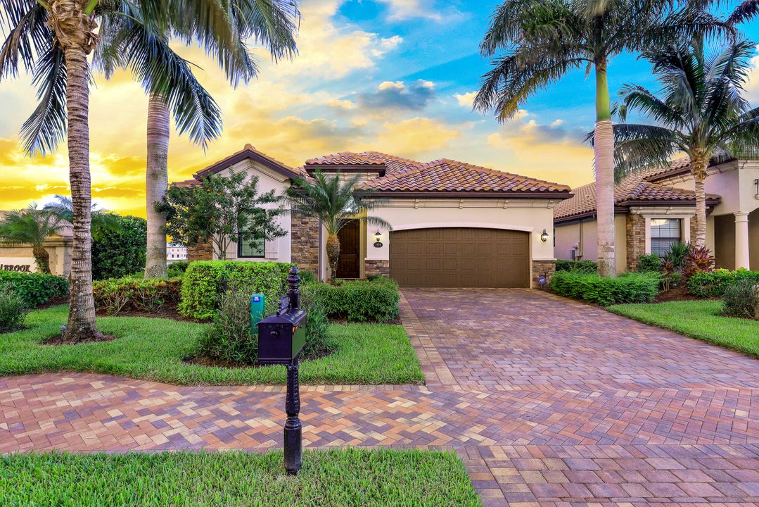 2939 Aviamar Cir, Naples, FL 34114