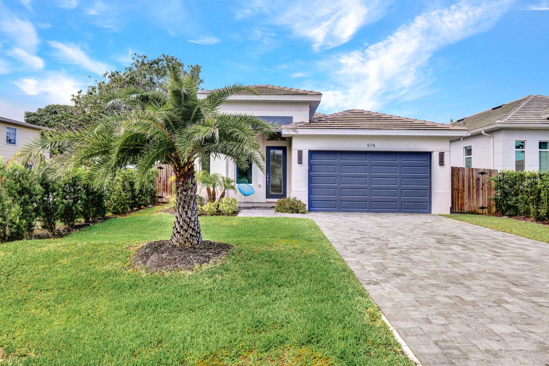 574 94th Ave N, Naples, FL 34108