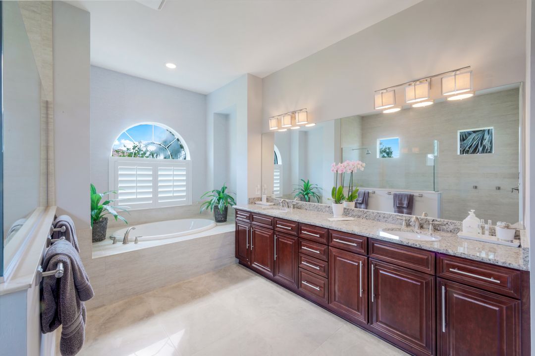 9052 Graphite Cir, Naples, FL 34120