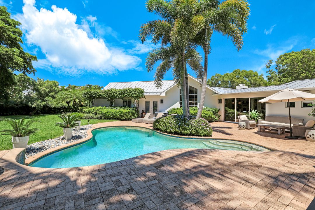 642 6th Ave N, Naples, FL 34102