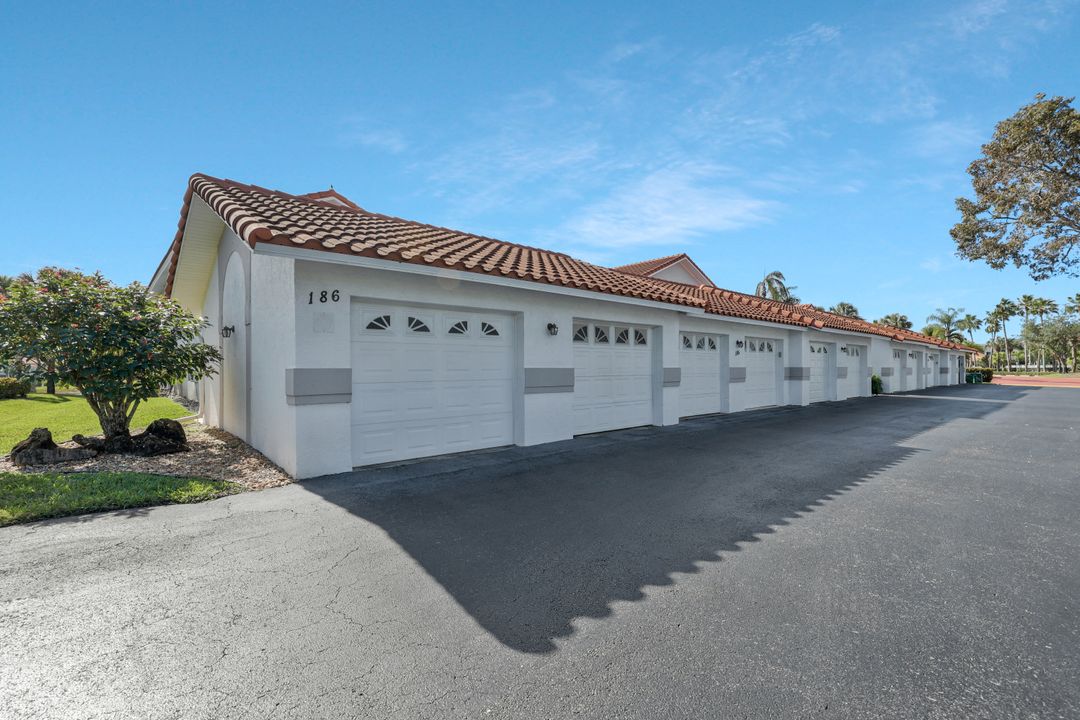 186 Gabriel Cir #9, Naples, FL 34104