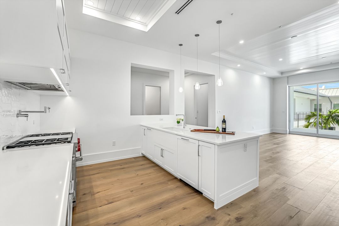 201 8th St S #308, Naples, FL 34102