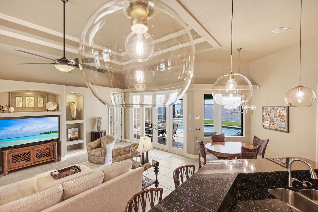 1028 Dolphin Dr, Cape Coral, FL 33904