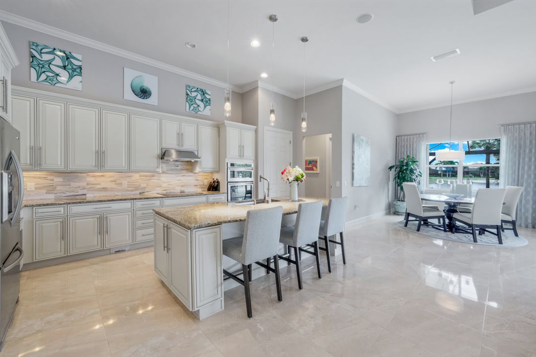 9052 Graphite Cir, Naples, FL 34120