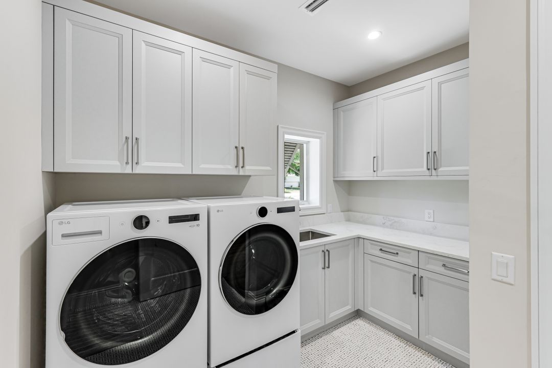 641 Pine Ct, Naples, FL 34102