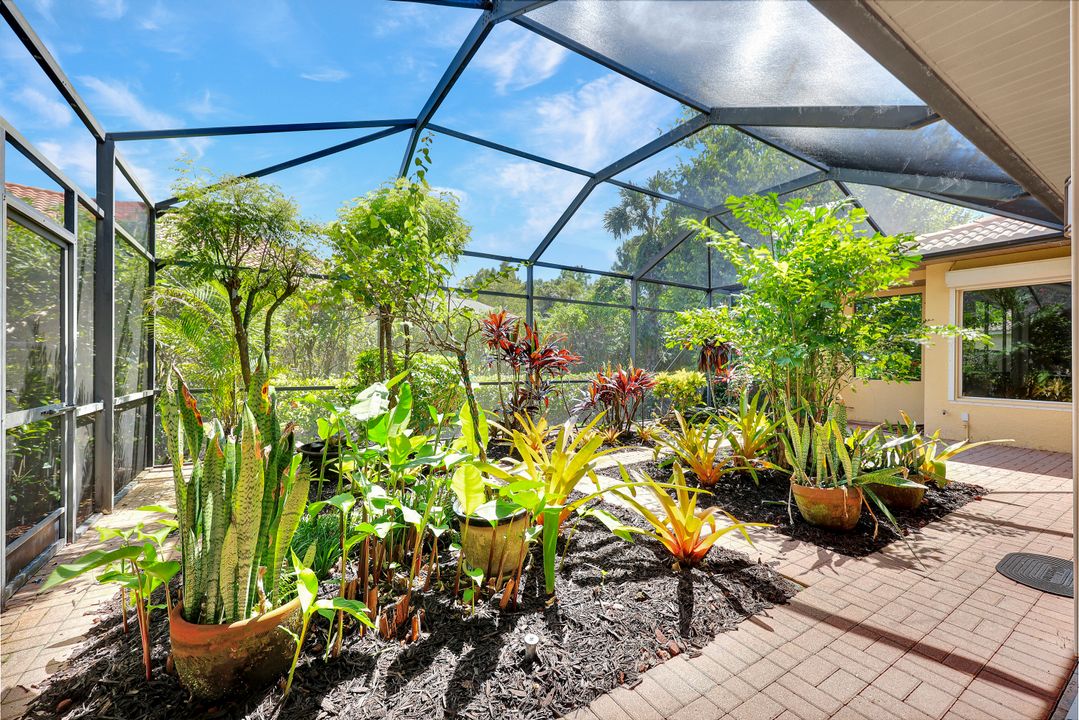 8840 Mariposa Ct, Naples, FL 34113