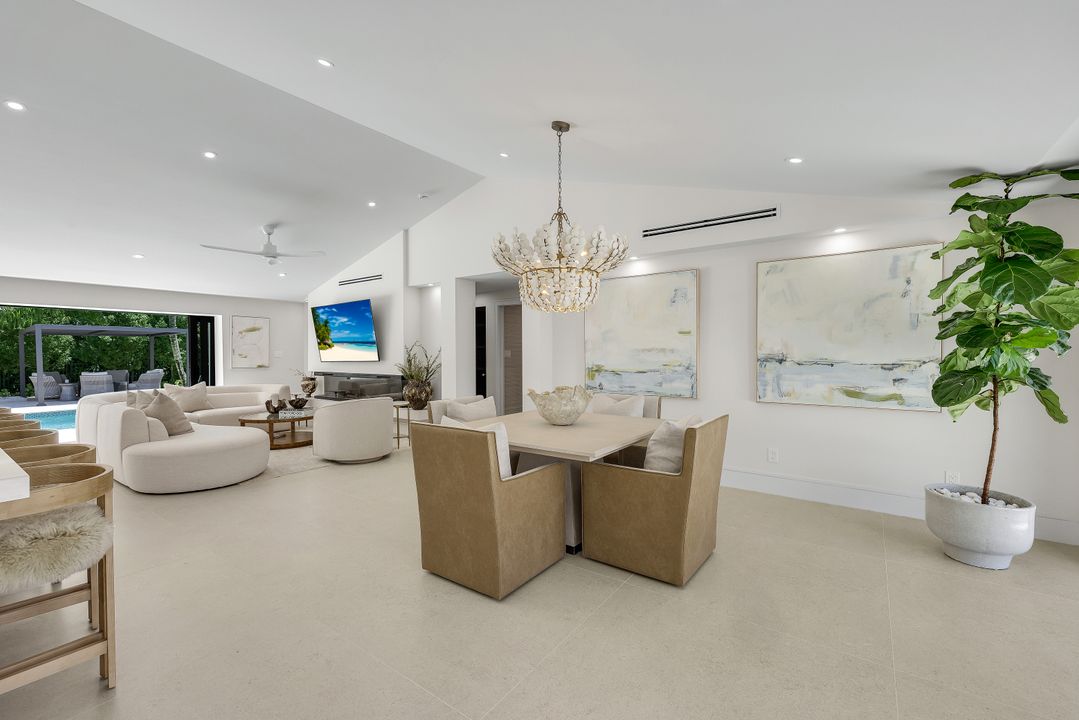 1095 Sandpiper St, Naples, FL 34102