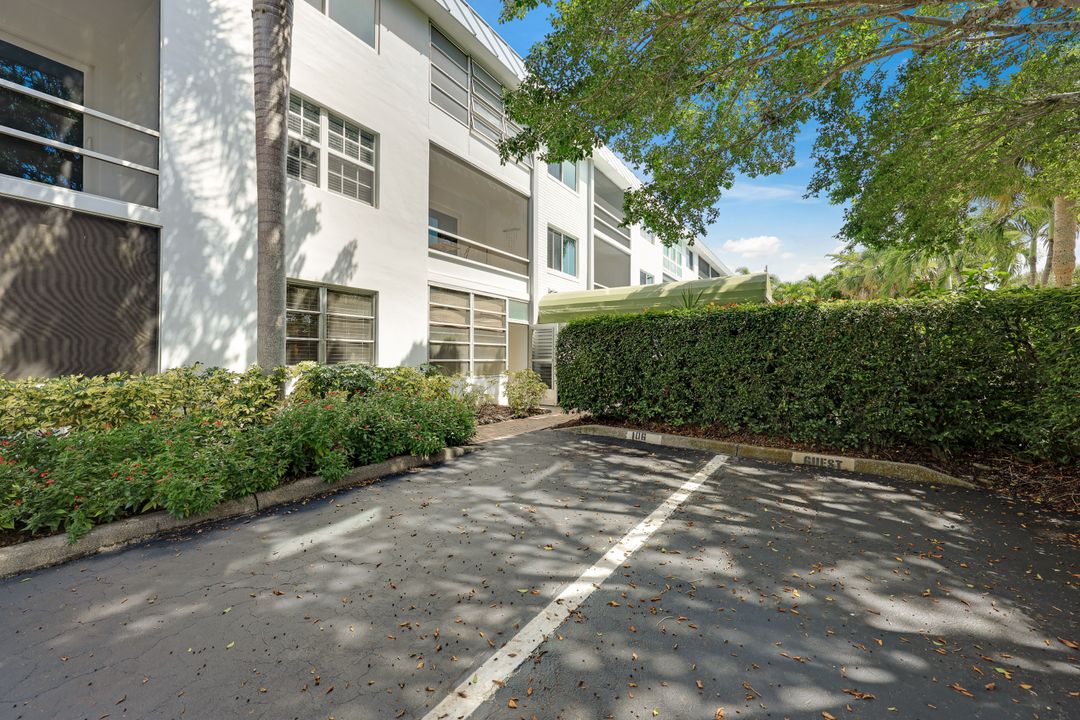 72 7th St S #106, Naples, FL 34102