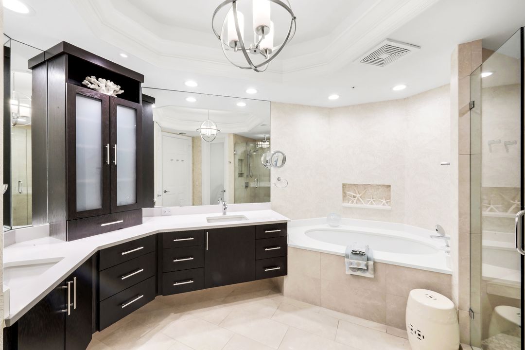 295 Grande Way #304, Naples, FL 34110