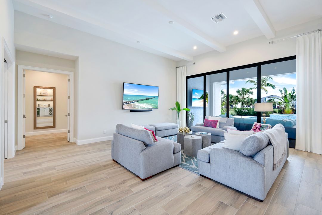 16724 Enclave Cir, Naples, FL 34110