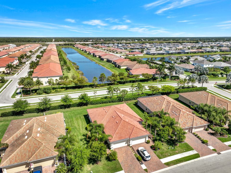 2072 Wellington St, Naples, FL 34120