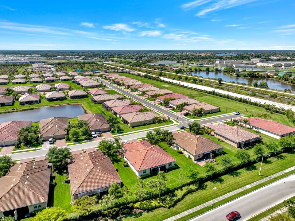 2072 Wellington St, Naples, FL 34120