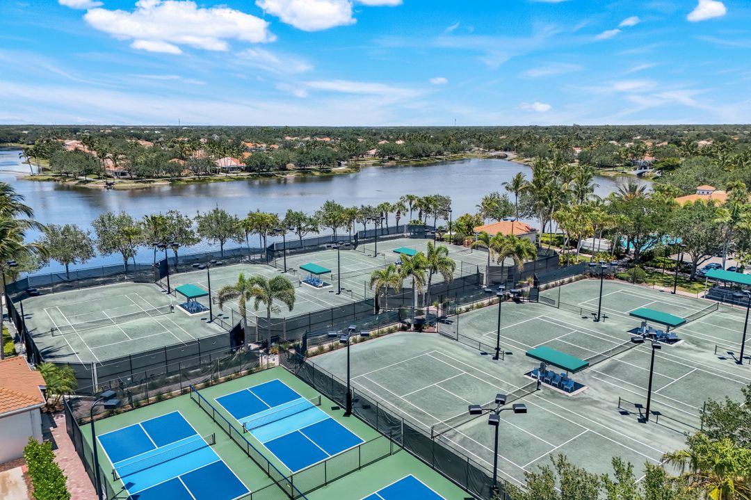 4362 Queen Elizabeth Way, Naples, FL 34119
