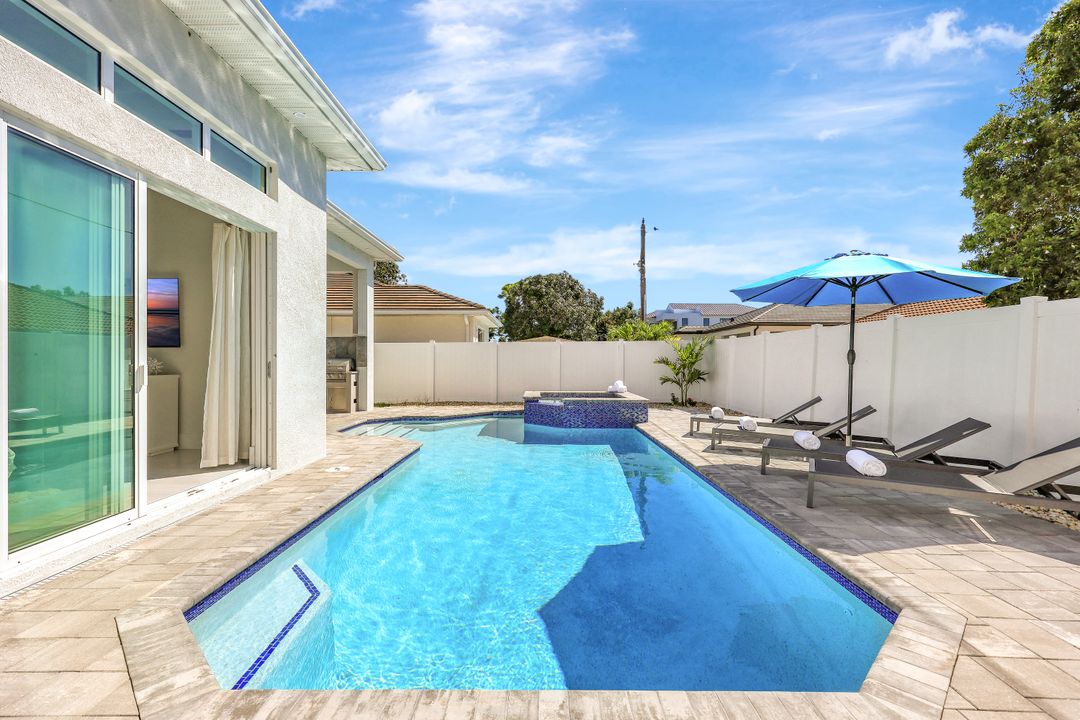 570 94th Ave N, Naples, FL 34108