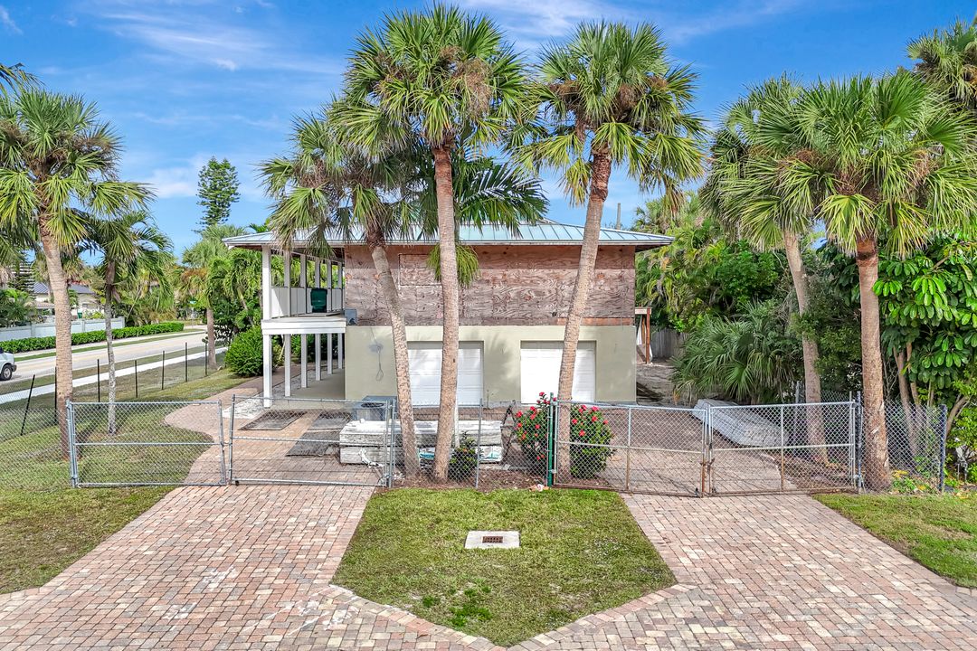 9500 Vanderbilt Dr, Naples, FL 34108