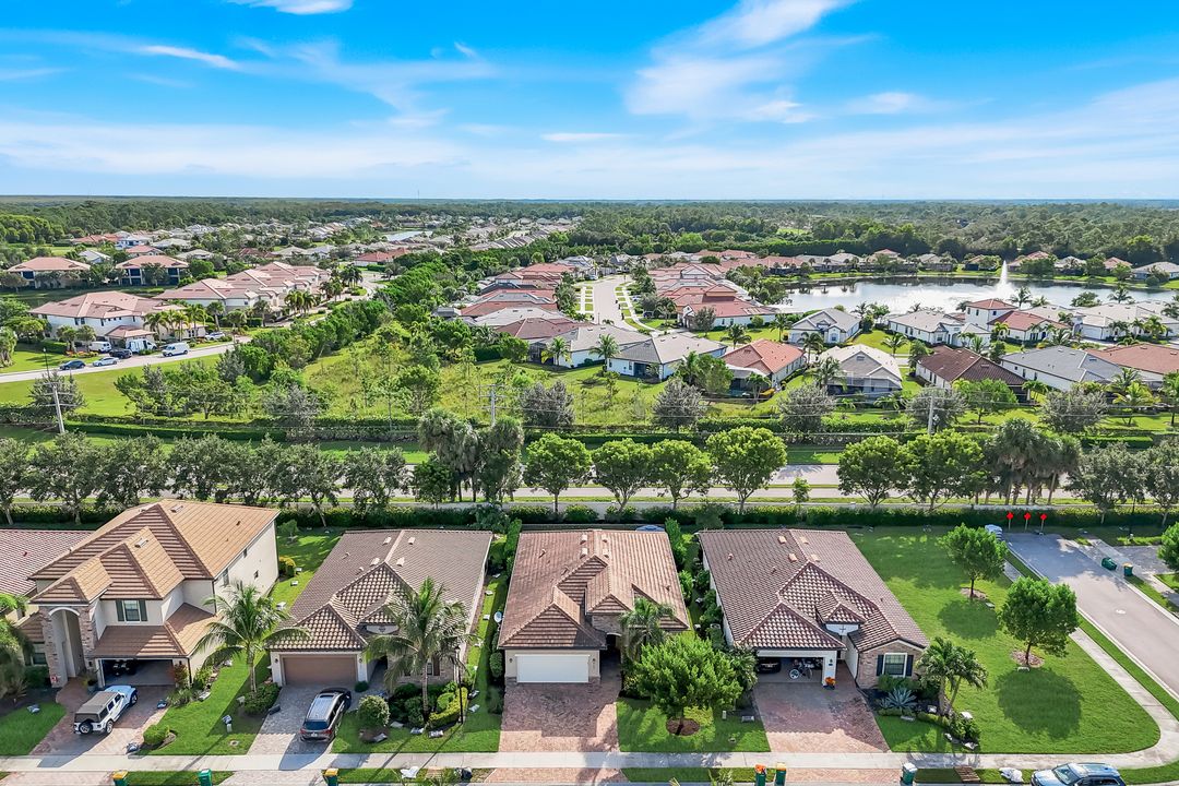 9445 Glenforest Dr, Naples, FL 34120