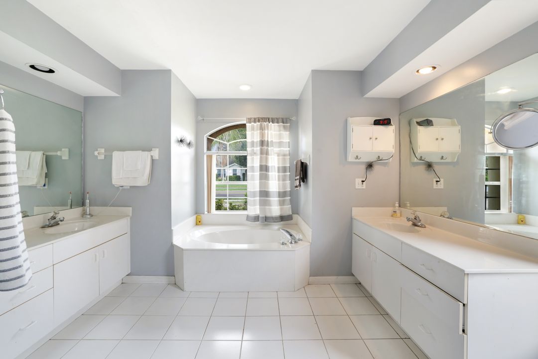 1920 Piccadilly Circus, Naples, FL 34112