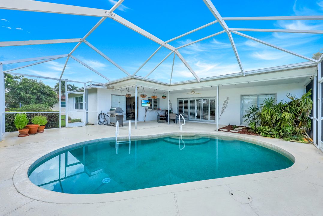 211 Pine Valley Cir, Naples, FL 34113