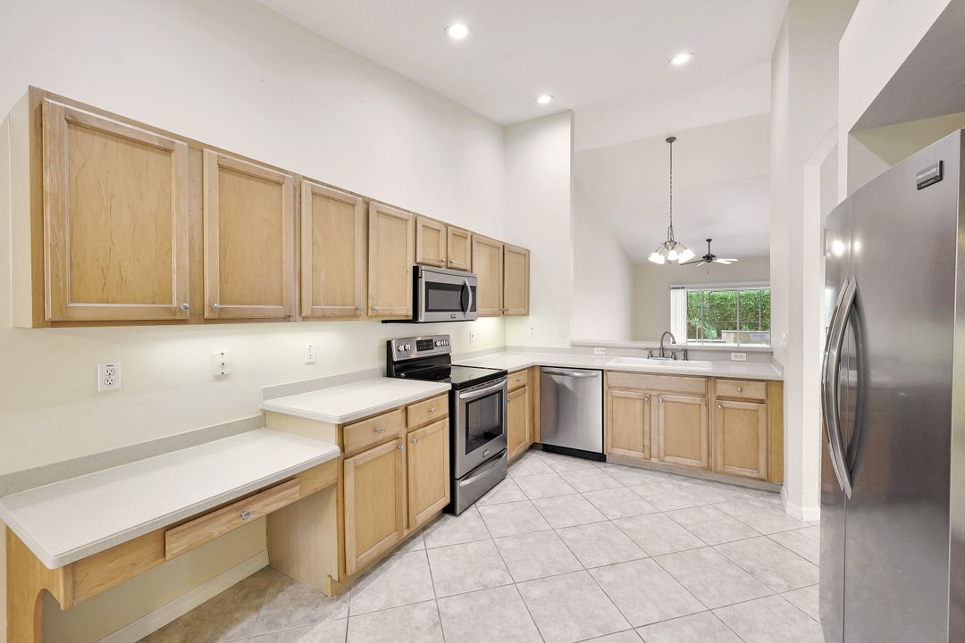 6654 Castlelawn Pl, Naples, FL 34113