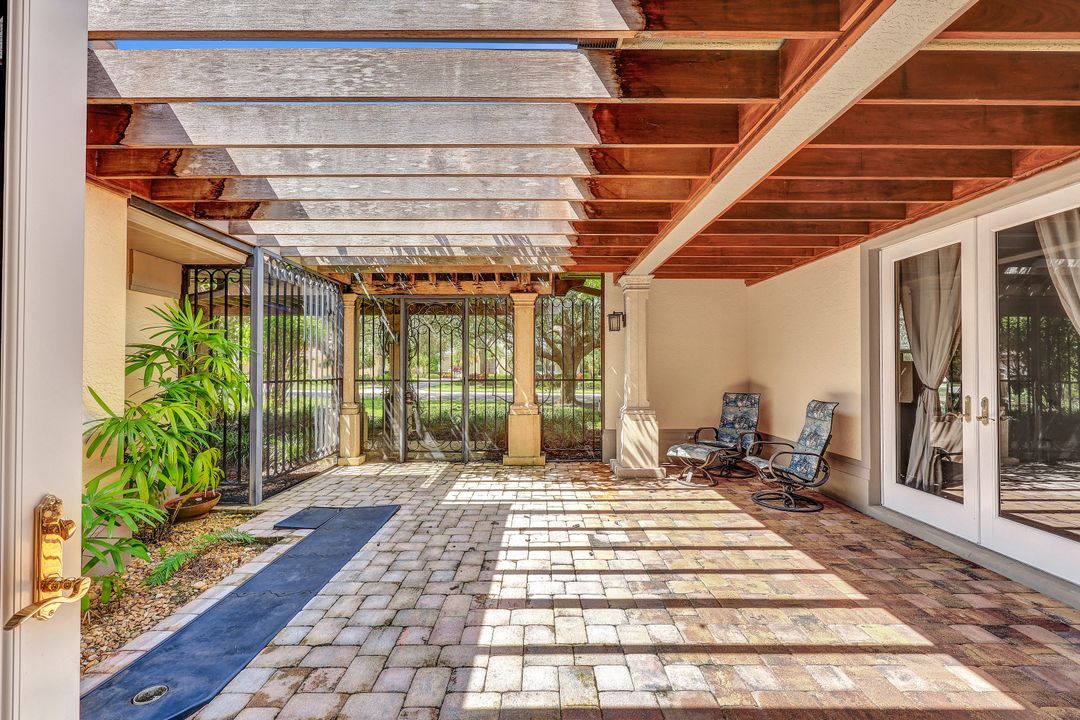 8840 Mariposa Ct, Naples, FL 34113